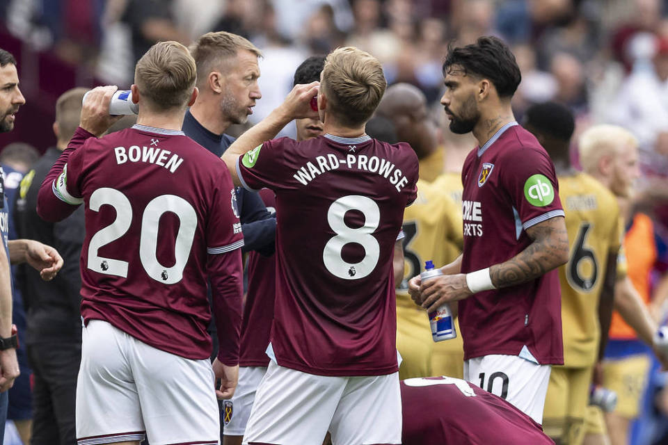 足球国足归化球员表现稳健，获媒体点赞