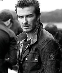 巴甲福塔莱萨门将在4名队友提醒下未注意身后对手，开球时遭抢断丢球